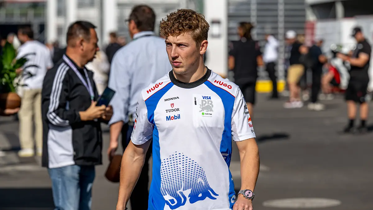 Liam Lawson macht seinem Ärger nach dem Rennen Luft.