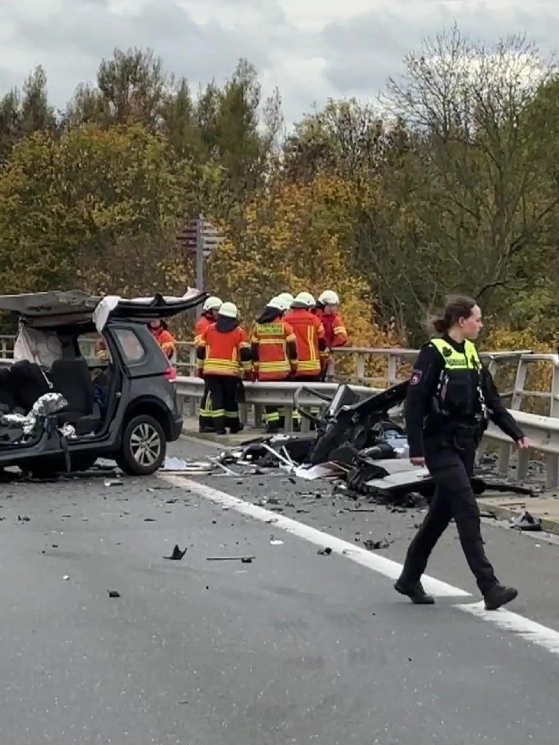 Bild zu: "Drei Tote nach Horror-Unfall bei Braunschweig"