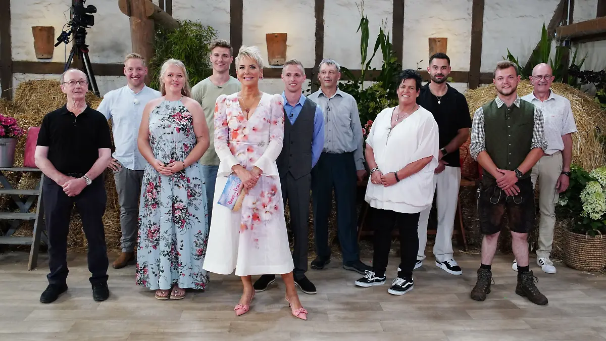 V.l.: Walter, Daniel, Insa, Friedrich, Inka Bause, Christopher, Johann, Simone, Basti, Michi, Herbert aus der „Bauer sucht Frau”-Staffel 2025.