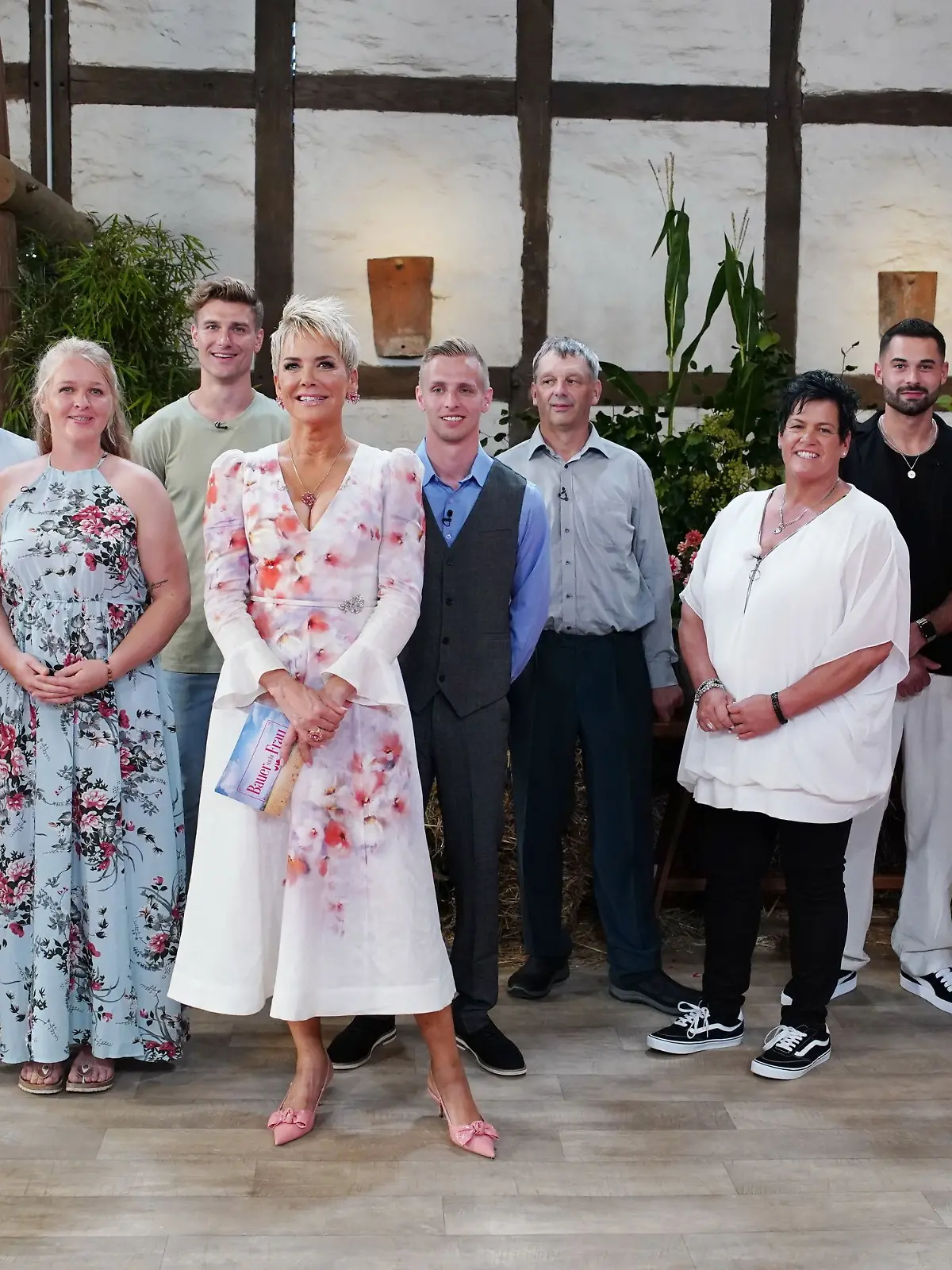 V.l.: Walter, Daniel, Insa, Friedrich, Inka Bause, Christopher, Johann, Simone, Basti, Michi, Herbert aus der „Bauer sucht Frau”-Staffel 2025.