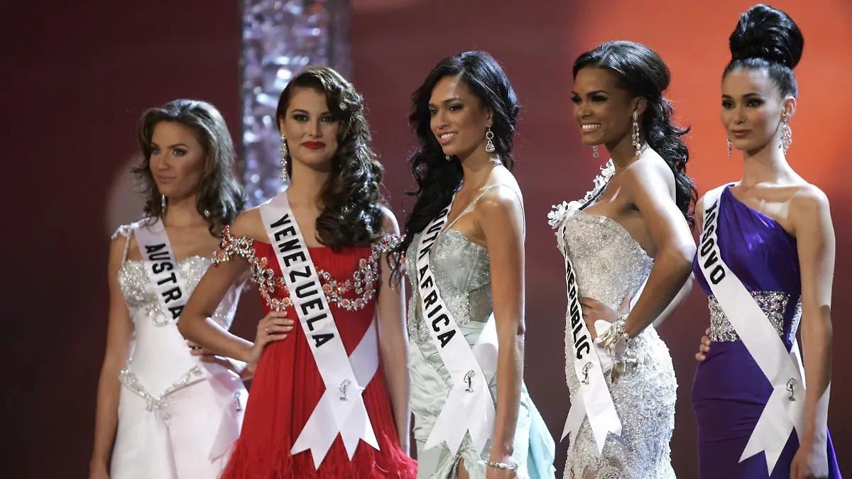 epa01835677 (L-R) Miss Australia Rachael Finch, Miss Venezuela Stefania Fernandez, Miss South Africa Tatum Keshwar, Miss Dominica Ada Aimee de la Cruz and Miss Kosovo Gona Dragusha pose during the coronation night of the Miss Universe 2009 contest at the hotel complex Atlantis in Paradise Island, Nassau, Bahamas, 23 August 2009. Stefania Fernandez of Venezuela was chosen Miss Universe 2009, the second straight year that Venezuela has won the crown of the beauty pageant run by Donald Trump's organization. EPA/ORLAND BARRIA
