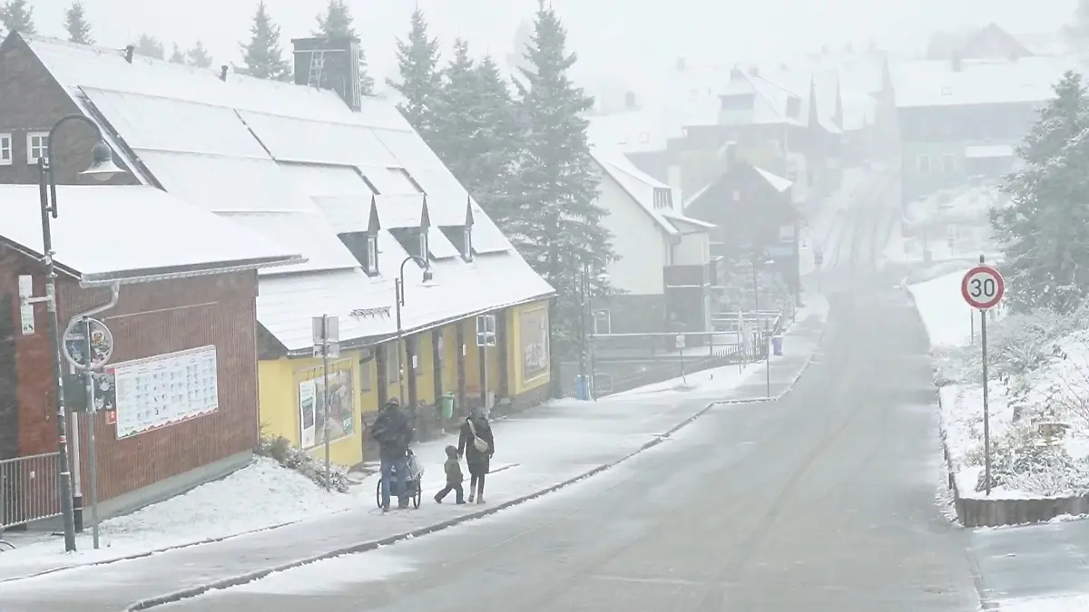 Erster Schnee in Deutschland! Vorgeschmack auf den Winter - noch vor Halloween Rutschpartie dank Sturmtief Joshua