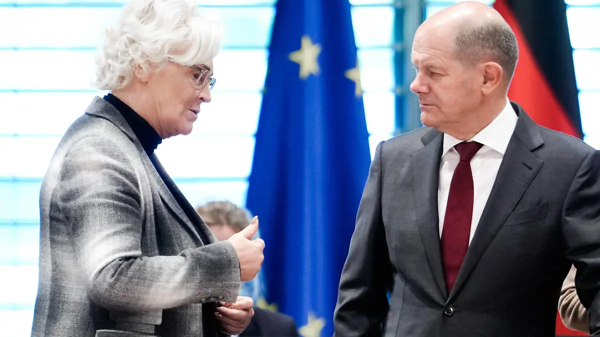  Auftaktbilder zu Beginn der Beratungen der Regierungschefinnen und Regierungschefs der Laender im Bundeskanzleramt in Berlin Aktuell, 04.10.2022, Berlin, Verteidigungsministerin Christine Lambrecht SPD und Bundeskanzler Olaf Scholz SPD zu Beginn der Beratungen der Regierungschefinnen und Regierungschefs der Laender im Bundeskanzleramt in Berlin Berlin Berlin Deutschland *** Opening pictures at the beginning of the consultations of the heads of government of the states in the Federal Chancellery in Berlin Current, 04 10 2022, Berlin, Defense Minister Christine Lambrecht SPD and Chancellor Olaf Scholz SPD at the beginning of the consultations of the heads of government of the states in the Federal Chancellery in Berlin Berlin Germany