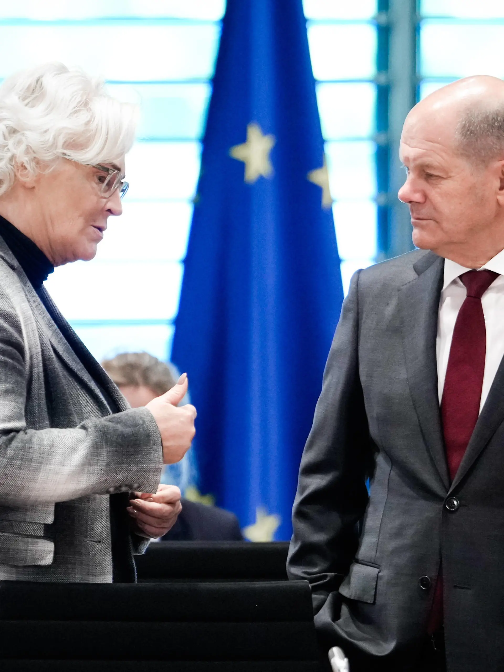 Auftaktbilder zu Beginn der Beratungen der Regierungschefinnen und Regierungschefs der Laender im Bundeskanzleramt in Berlin Aktuell, 04.10.2022, Berlin, Verteidigungsministerin Christine Lambrecht SPD und Bundeskanzler Olaf Scholz SPD zu Beginn der Beratungen der Regierungschefinnen und Regierungschefs der Laender im Bundeskanzleramt in Berlin Berlin Berlin Deutschland *** Opening pictures at the beginning of the consultations of the heads of government of the states in the Federal Chancellery in Berlin Current, 04 10 2022, Berlin, Defense Minister Christine Lambrecht SPD and Chancellor Olaf Scholz SPD at the beginning of the consultations of the heads of government of the states in the Federal Chancellery in Berlin Berlin Germany