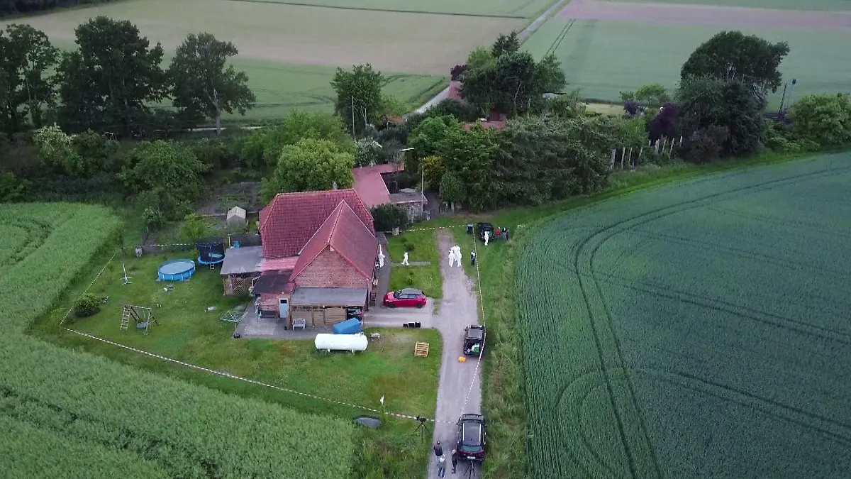 30.05.2022, Niedersachsen, Neustadt am Rübenberge: Ein Polizeiabsperrband ist um ein Haus gespannt, vor dem Menschen in Schutzanzügen stehen. In einem abgelegenen Haus in Neustadt am Rübenberge bei Hannover sind am Montag zwei tote Menschen entdeckt worden. Foto: -/TNN/dpa +++ dpa-Bildfunk +++