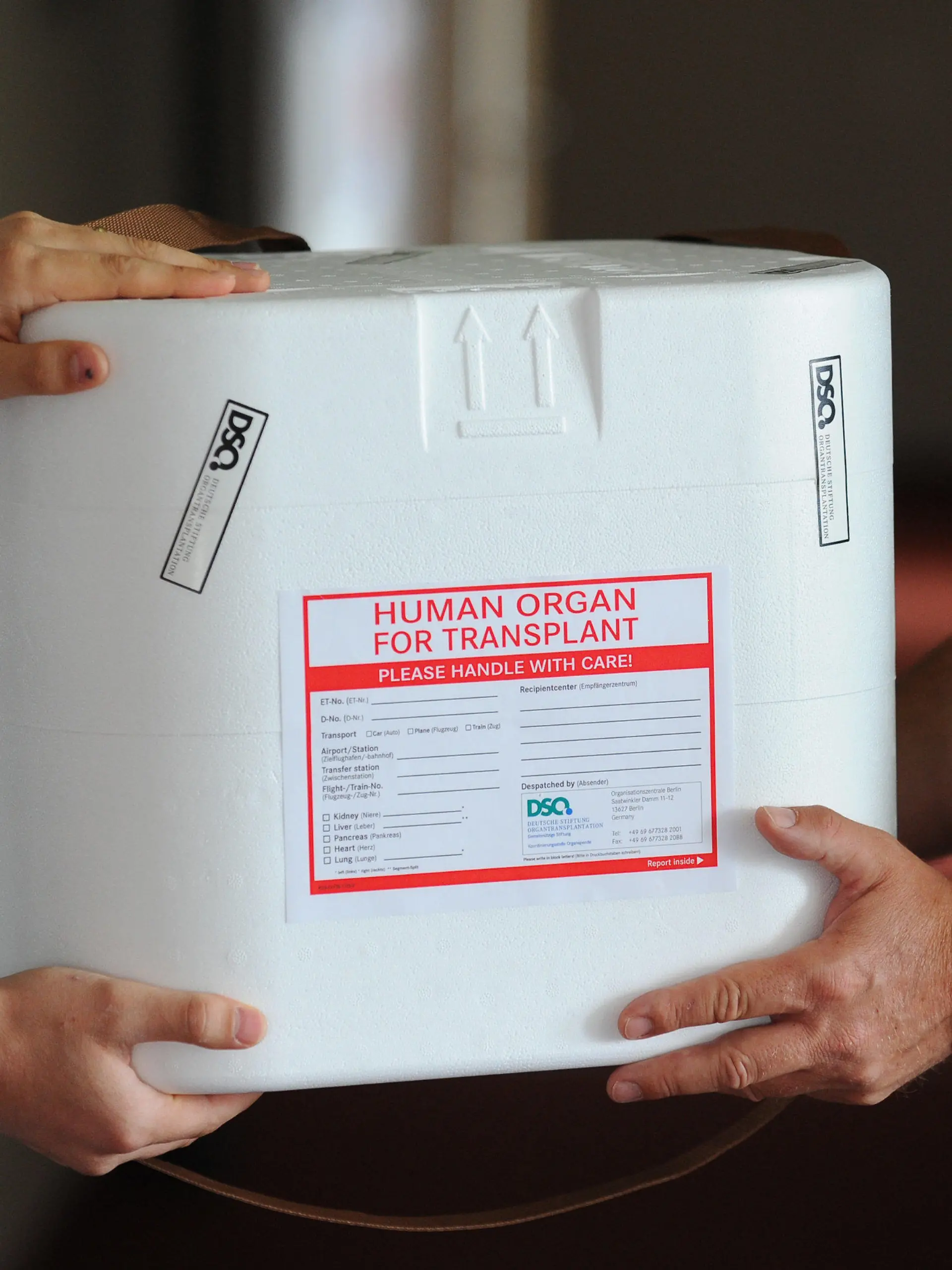 ARCHIV - ILLUSTRATION - Eine Organtransportbox wird am 29.05.2012 in den Räumen der Deutschen Stiftung Organtransplantation (DSO) in Berlin übergeben. Vor dem Landgericht Göttingen (Niedersachsen) beginnt am 19.08.2013 der Prozess um den Organspende-Skandal am Göttinger Uniklinikum. Foto: Jens Kalaene/dpa (zu dpa-Korr "Organspende-Skandal: Arzt wegen versuchten Totschlags vor Gericht" vom 16.08.2013) +++(c) dpa - Bildfunk+++