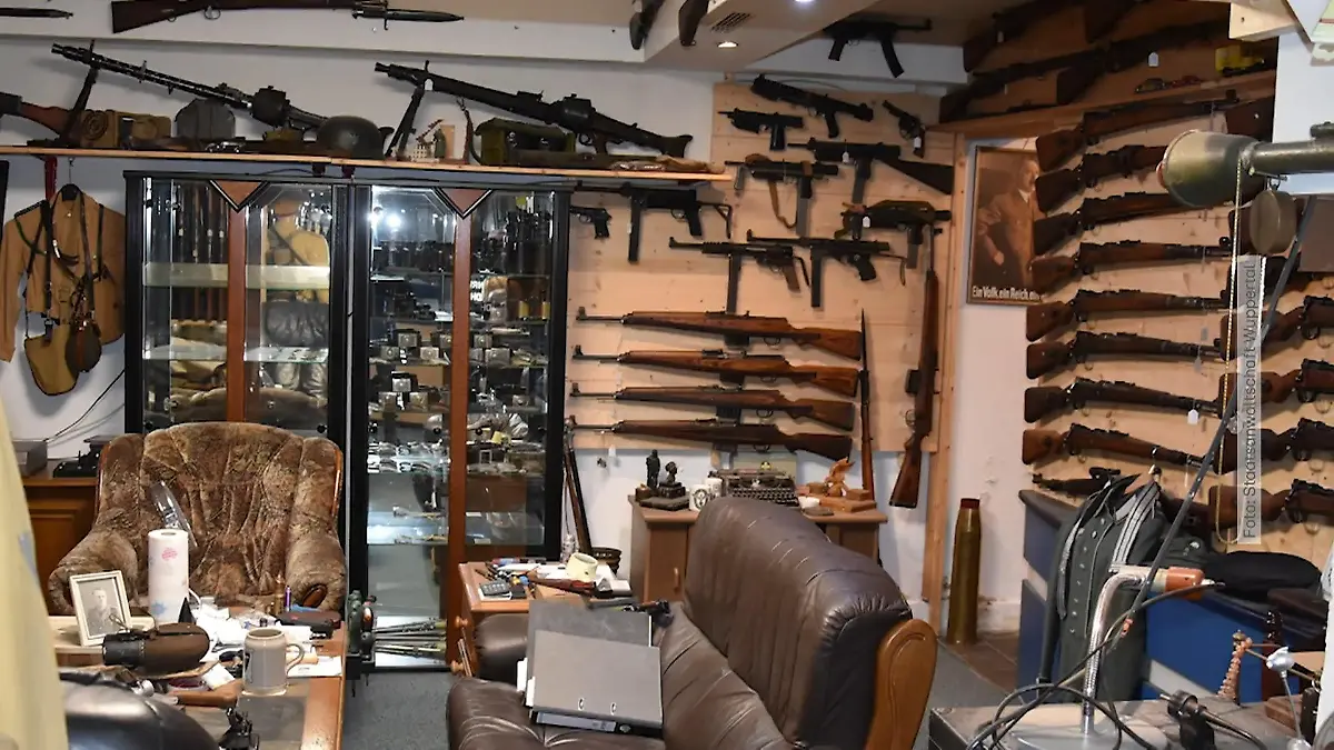 Riesen-Razzia in Remscheid Kriegswaffen im Keller gefunden