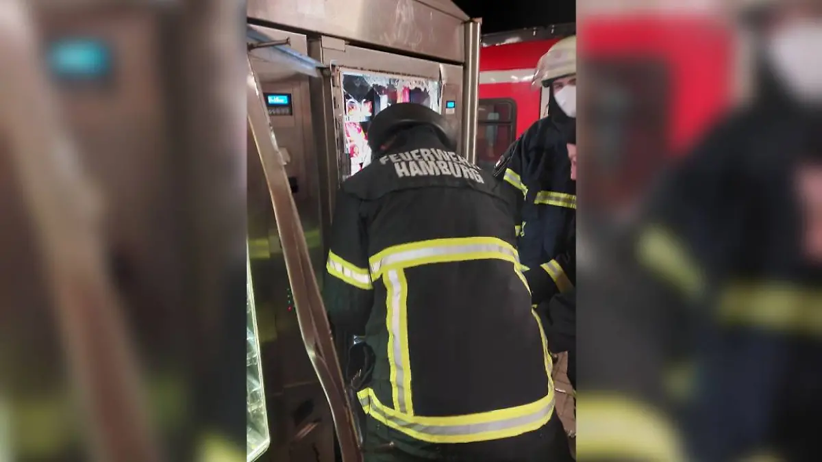 Die Feuerwehr befreit den Snack-Dieb nach über einer Stunde mit einem Hydraulik-Spreizer.