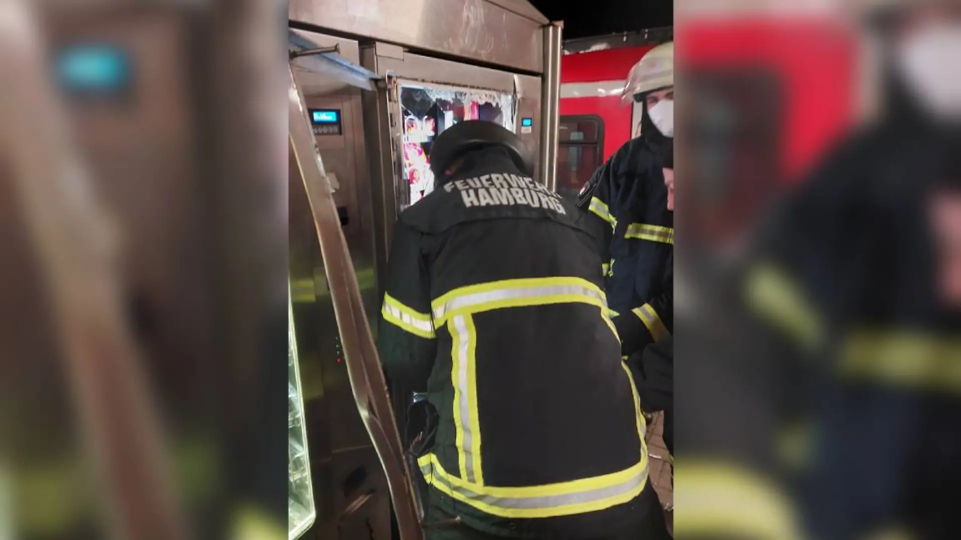 Die Feuerwehr befreit den Snack-Dieb nach über einer Stunde mit einem Hydraulik-Spreizer.