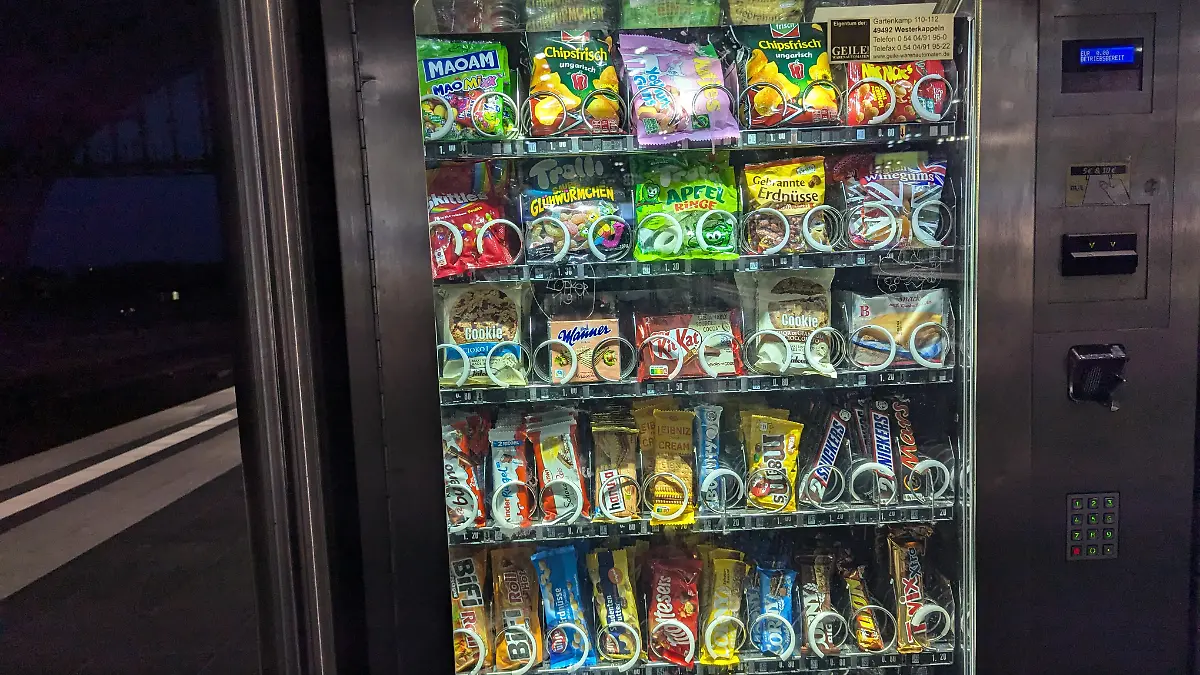 Heißhunger auf Süßes endet teuer – ein 33-Jähriger steckt mit dem Arm im Snackautomaten fest. (Symbolbild)