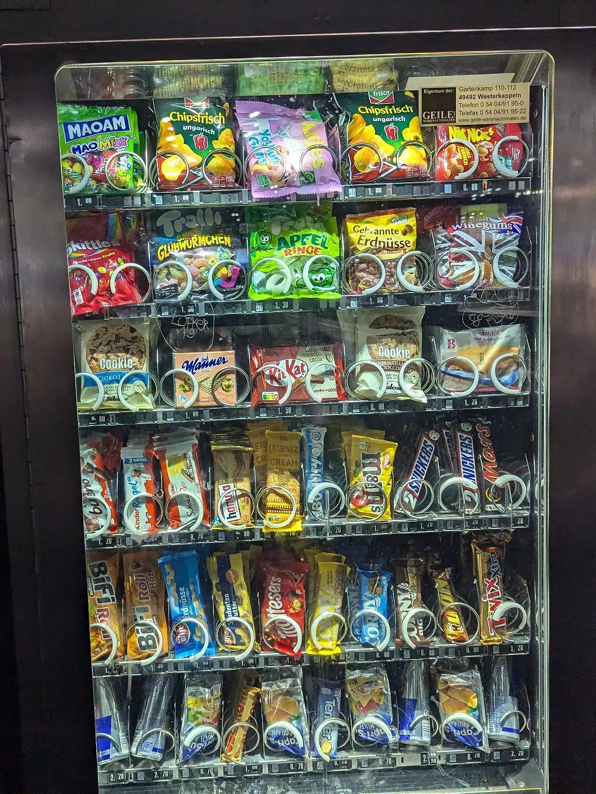 Heißhunger auf Süßes endet teuer – ein 33-Jähriger steckt mit dem Arm im Snackautomaten fest. (Symbolbild)