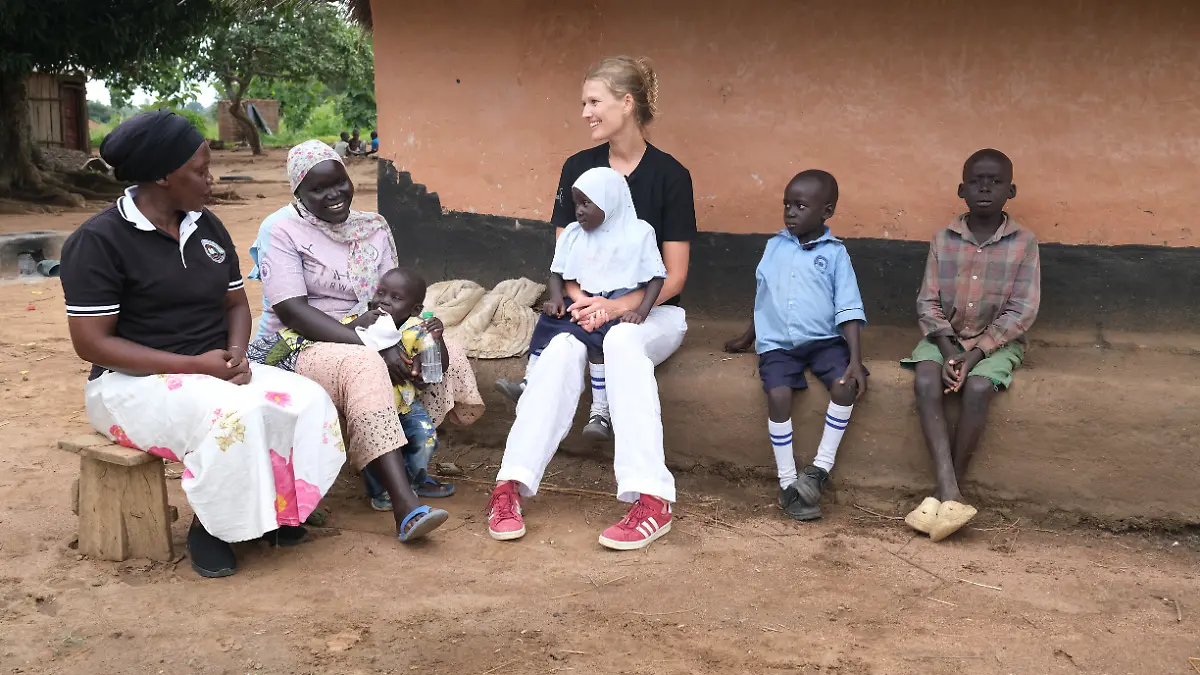 Model Toni Garrn mit Kindern und Frauen im Distrikt Yumbe im Westen Ugandas