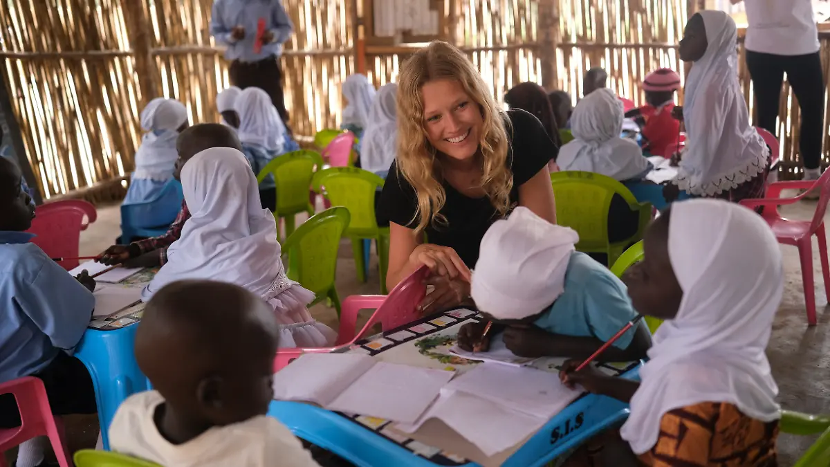 Model Toni Garrn im Westen Ugandas