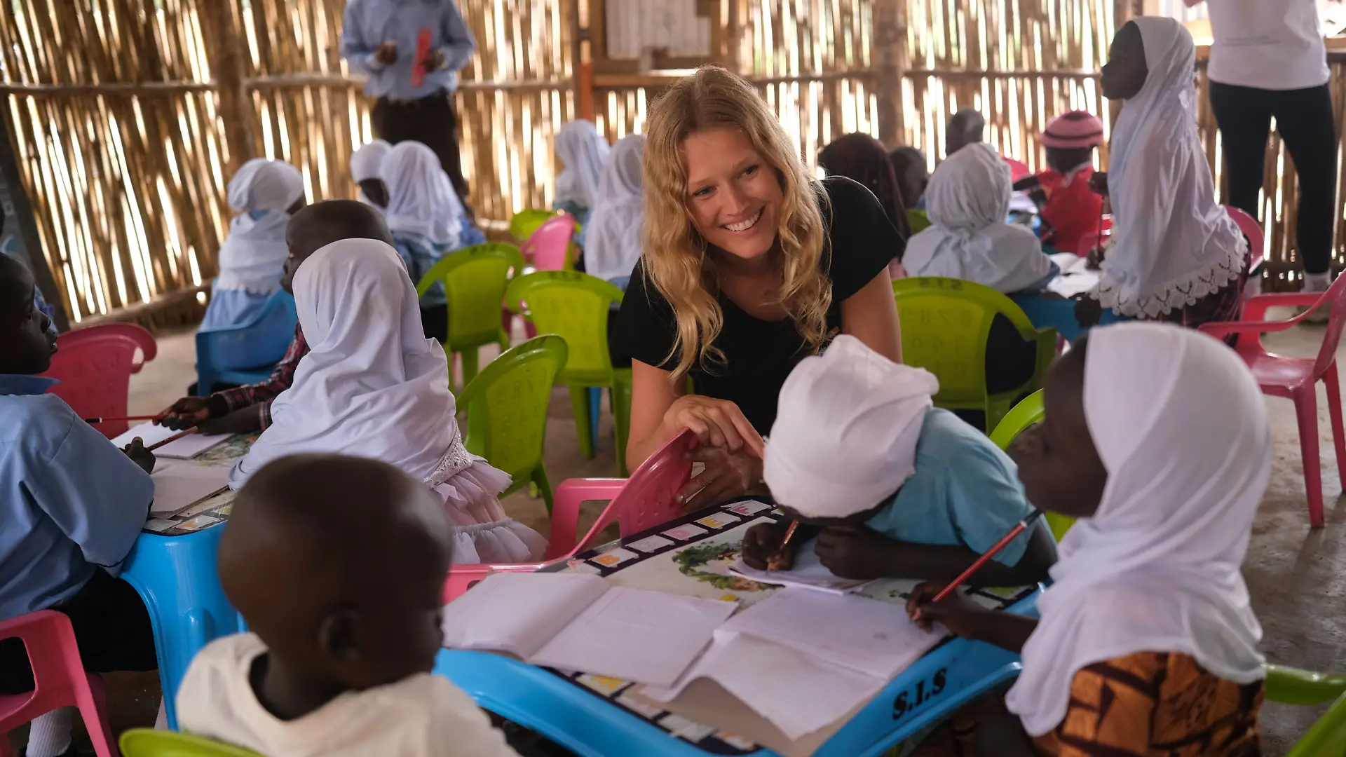 Model Toni Garrn im Westen Ugandas