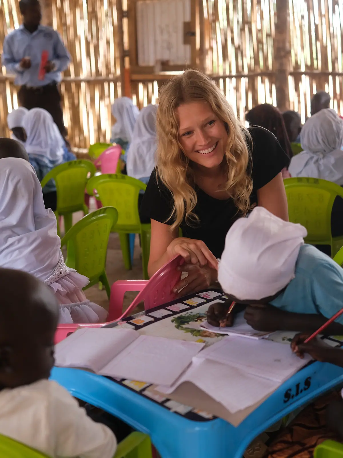 Model Toni Garrn im Westen Ugandas