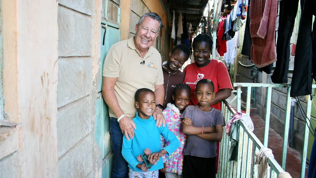 Jurist Ulrich Wetzel mit dem sechsjährigen George und dessen Familie in Kenia. Der Junge leidet unter Grauem Star und ist fast blind. Mit einer einfachen Operation kann Paul sein Augenlicht wieder gegeben werden.