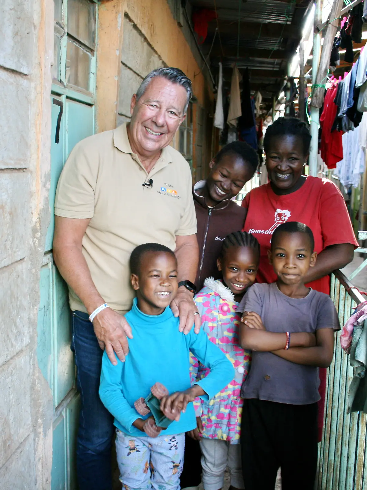 Jurist Ulrich Wetzel mit dem sechsjährigen George und dessen Familie in Kenia. Der Junge leidet unter Grauem Star und ist fast blind. Mit einer einfachen Operation kann Paul sein Augenlicht wieder gegeben werden.