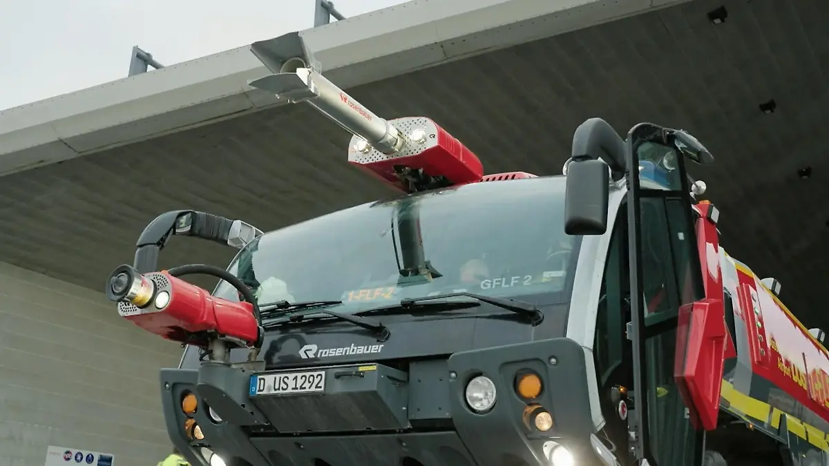 Heiße Einsätze: Hinter den Kulissen der Flughafen-Feuerwehr Flughafenfeuerwehr hautnah