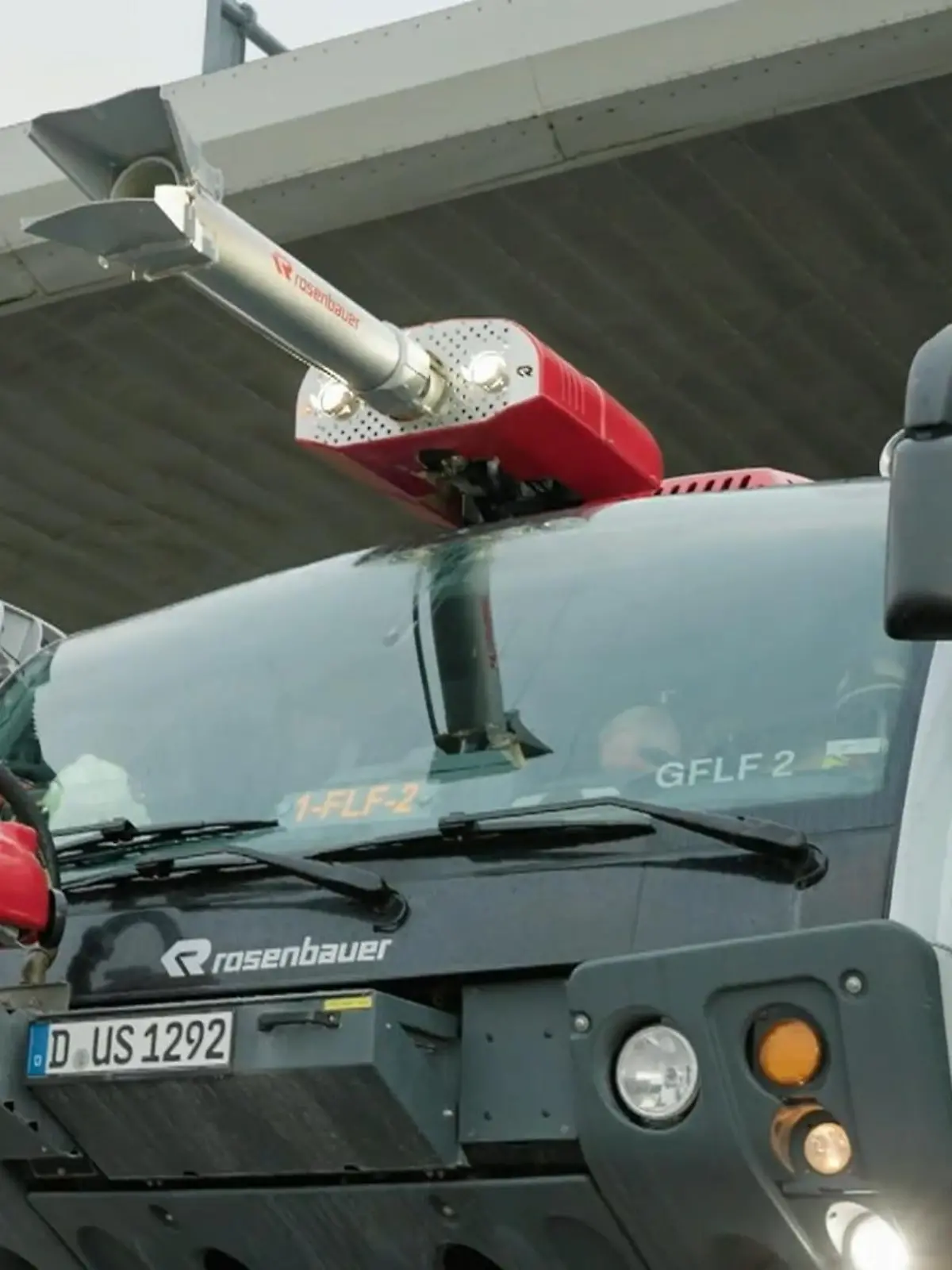 Bild zu: "Heiße Einsätze: Hinter den Kulissen der Flughafen-Feuerwehr"