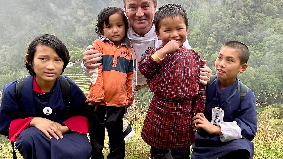 Wolfram Kons mit Schulkindern in den Bergen in Bhutan