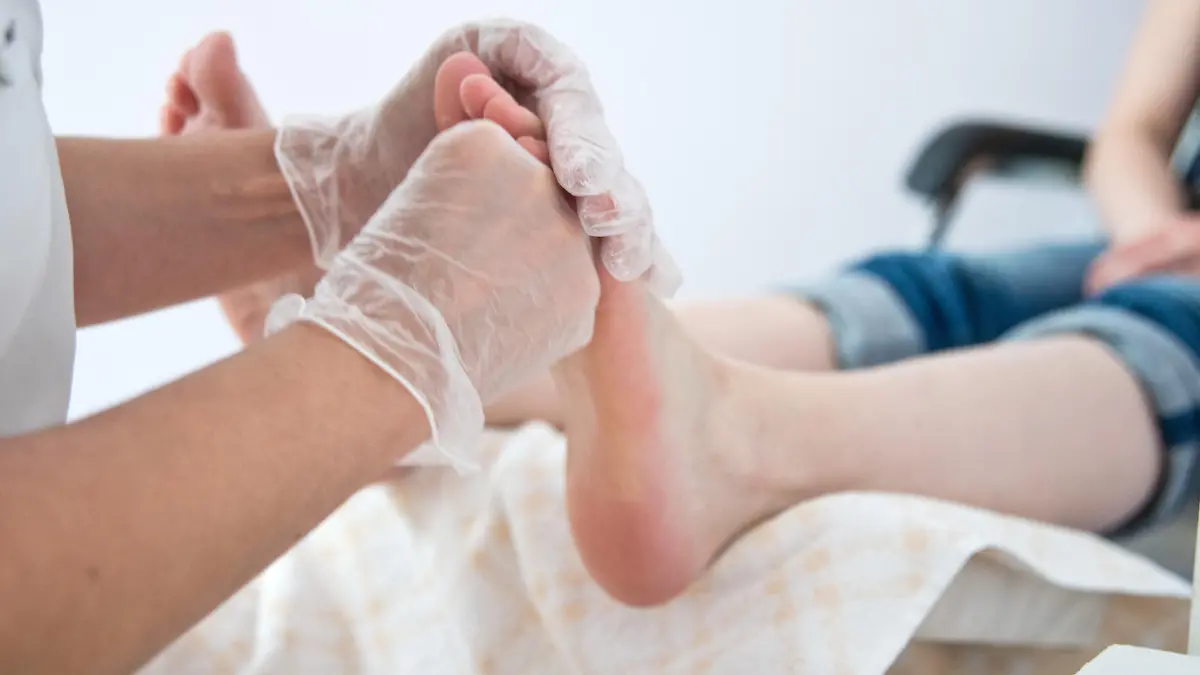 Eine Kosmetikerin massiert am 30.06.2014 während einer Pediküre-Behandlung bei Coiffeur Enis in Berlin die Füße einer Kundin mit Creme.