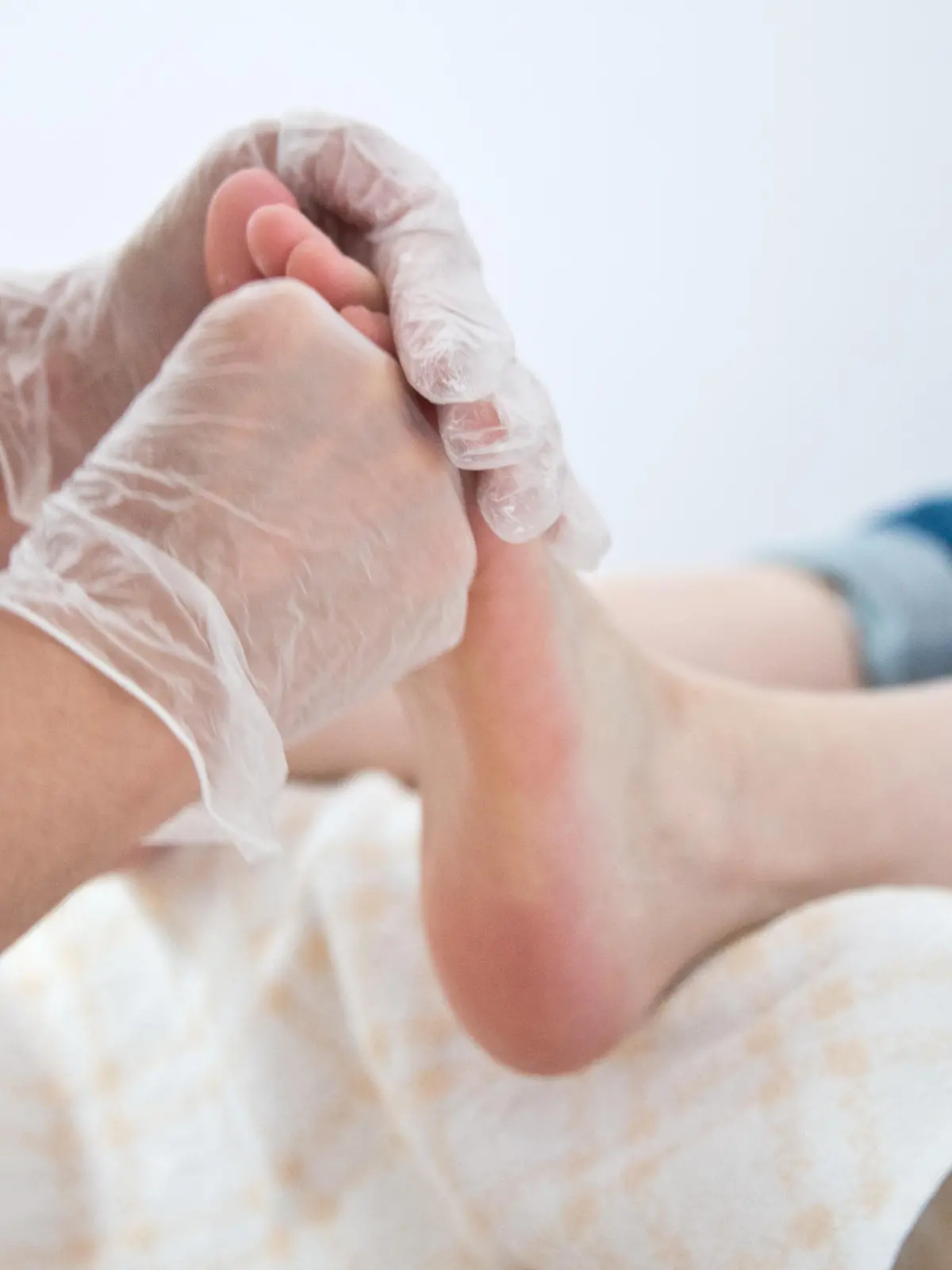 Eine Kosmetikerin massiert am 30.06.2014 während einer Pediküre-Behandlung bei Coiffeur Enis in Berlin die Füße einer Kundin mit Creme.