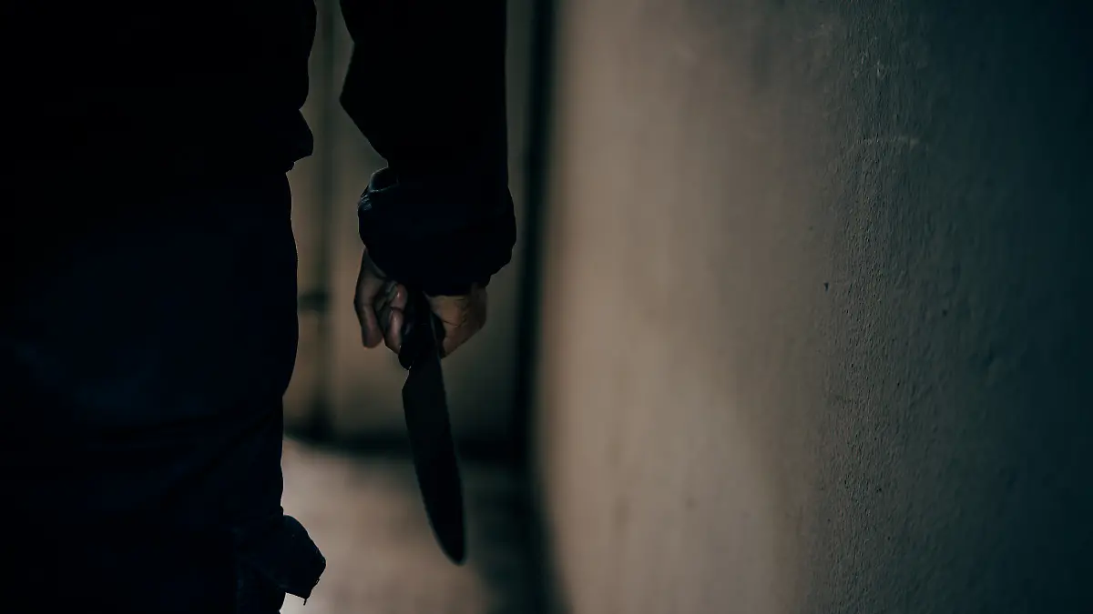 Mann mit Messer (Symbolfoto)