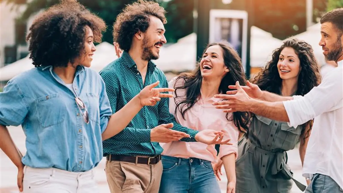 Freunde unterhalten sich miteinander.