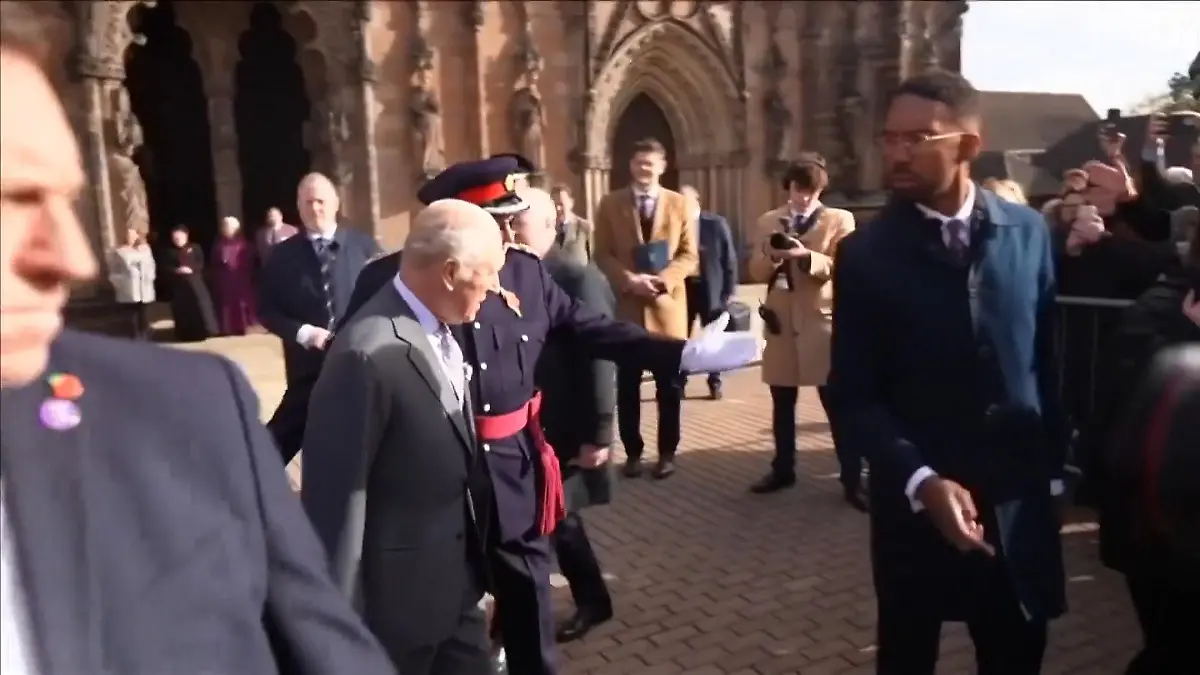 Plötzlich müssen König Charles’ Bodyguards eingreifen! Tumult bei Auftritt