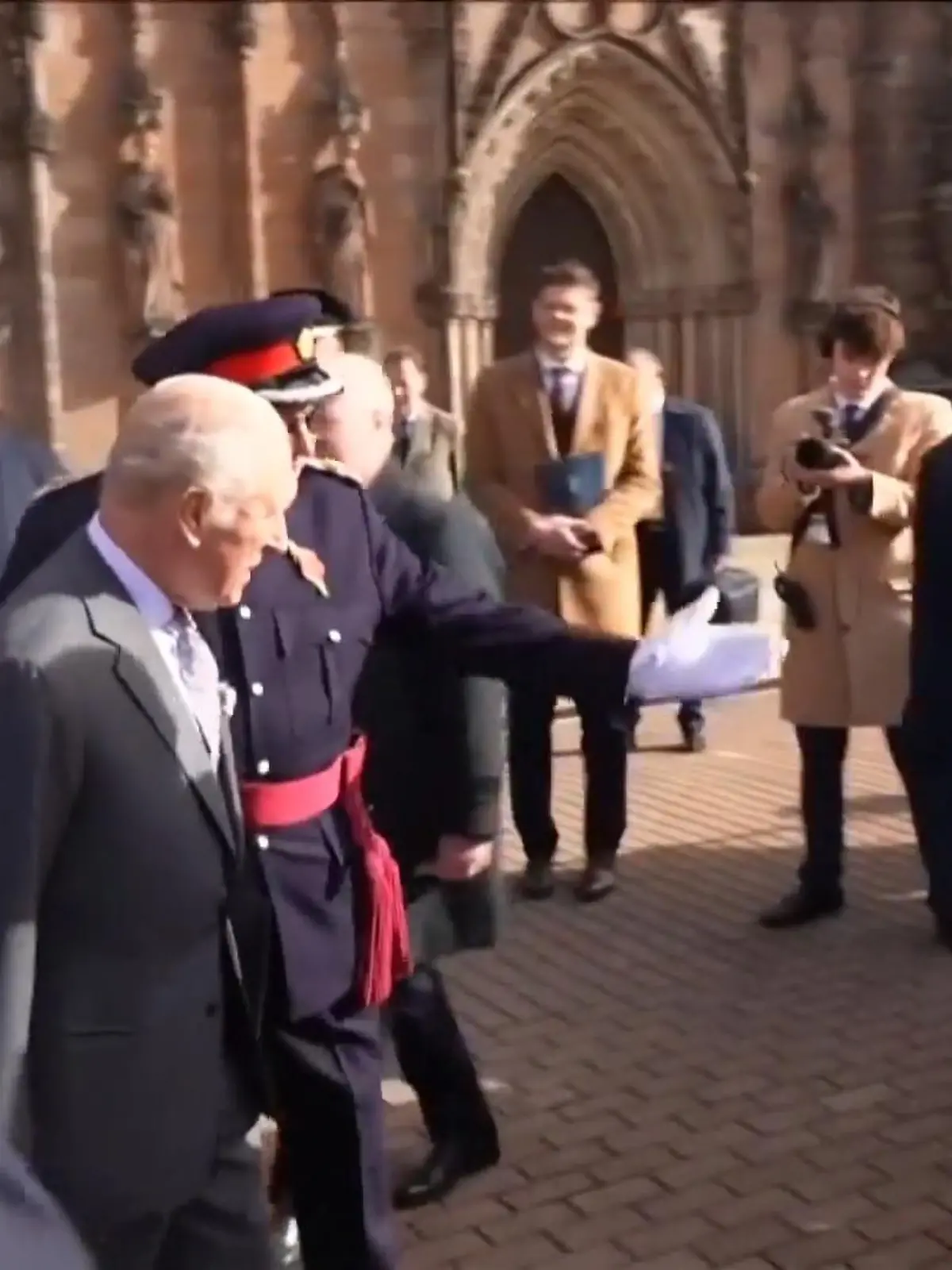 Bild zu: "Tumult bei Auftritt! Plötzlich müssen König Charles’ Bodyguards eingreifen"