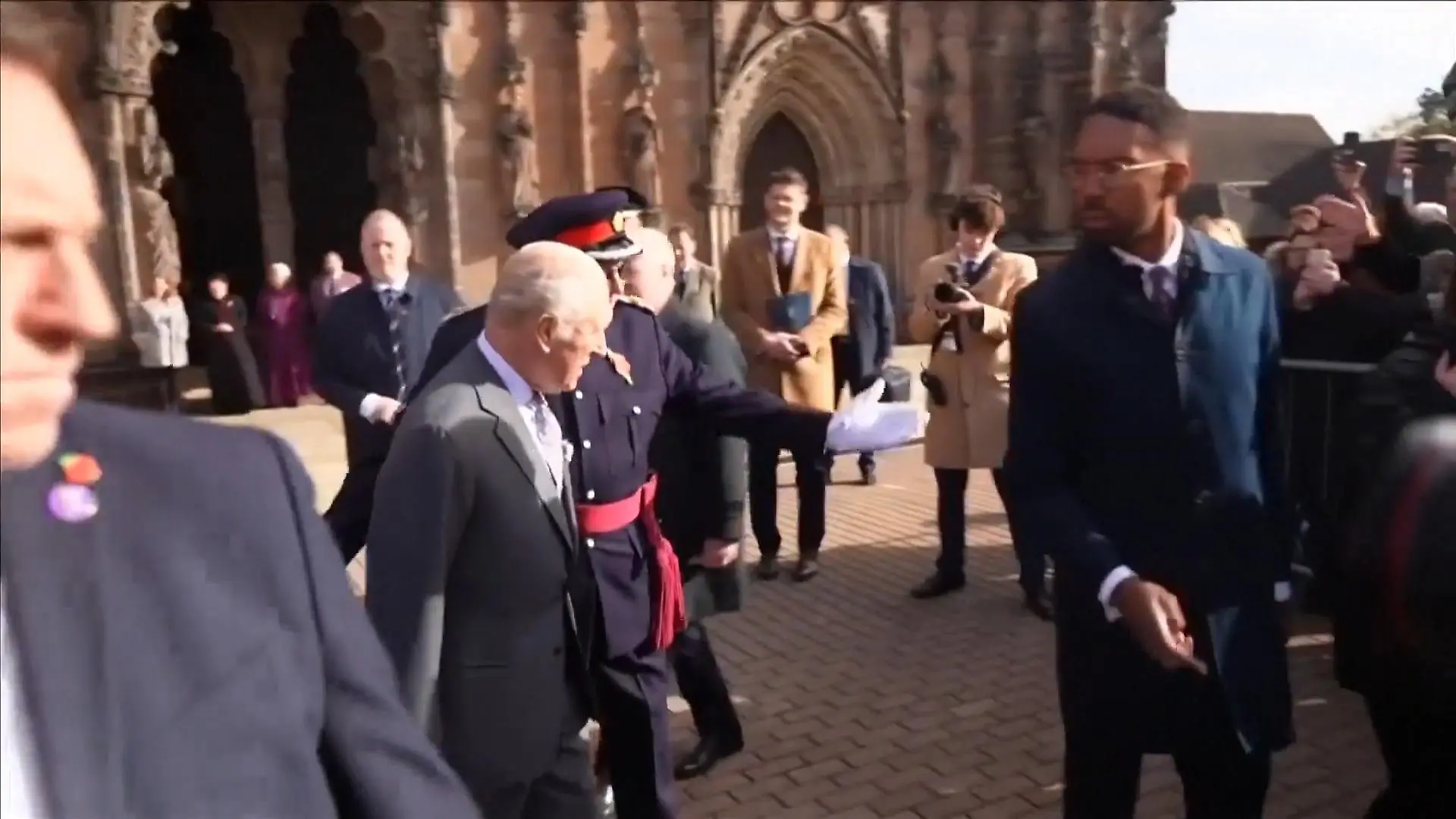 Tumult bei Auftritt! Plötzlich müssen König Charles’ Bodyguards eingreifen Sex-Skandal um Prinz Andrew