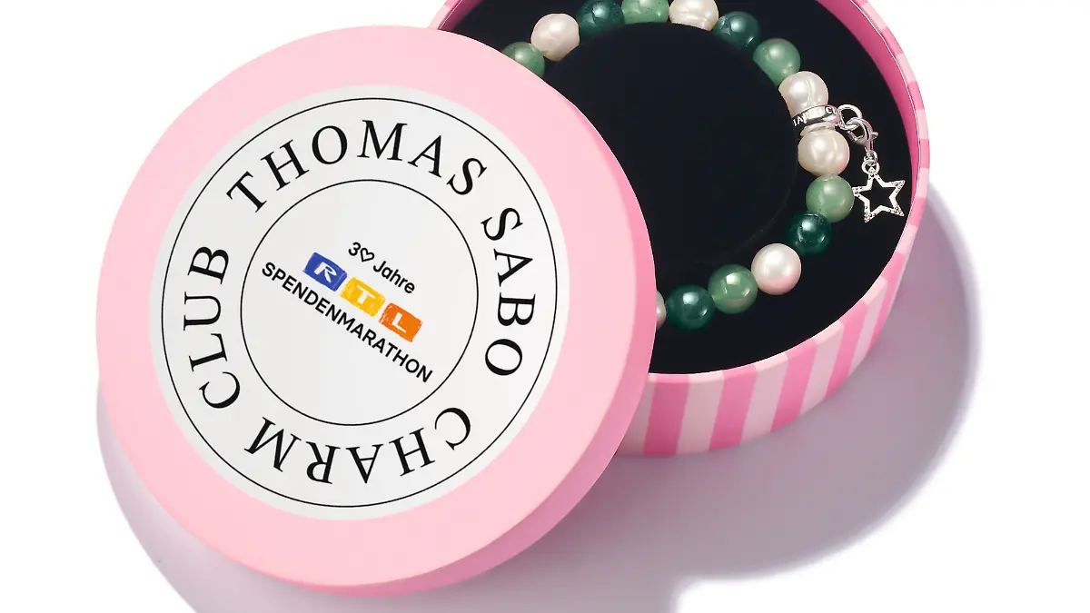 Das limitierte Charity-Armband ist exklusiv zum RTL-Spendenmarathon am 20. November 2025 bis 17.00 Uhr in den THOMAS SABO Stores in Deutschland und Österreich sowie ab 18.00 Uhr im Onlineshop erhältlich