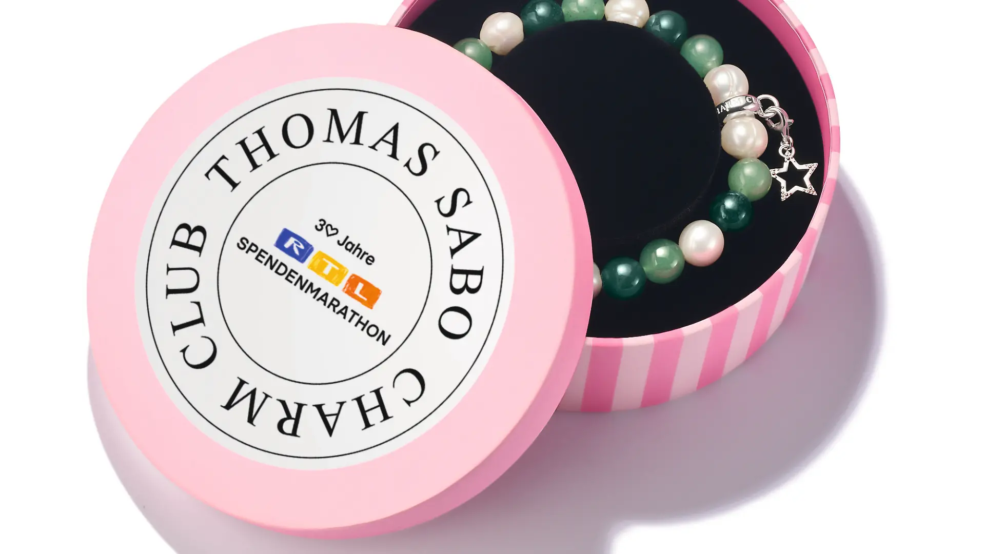 Das limitierte Charity-Armband ist exklusiv zum RTL-Spendenmarathon am 20. November 2025 bis 17.00 Uhr in den THOMAS SABO Stores in Deutschland und Österreich sowie ab 18.00 Uhr im Onlineshop erhältlich