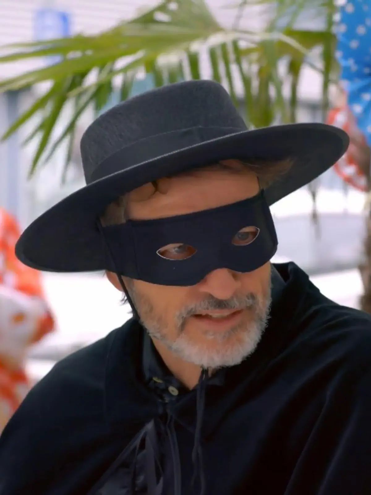 Unter uns: Jori nimmt unerkannt Kontakt zu Stella auf