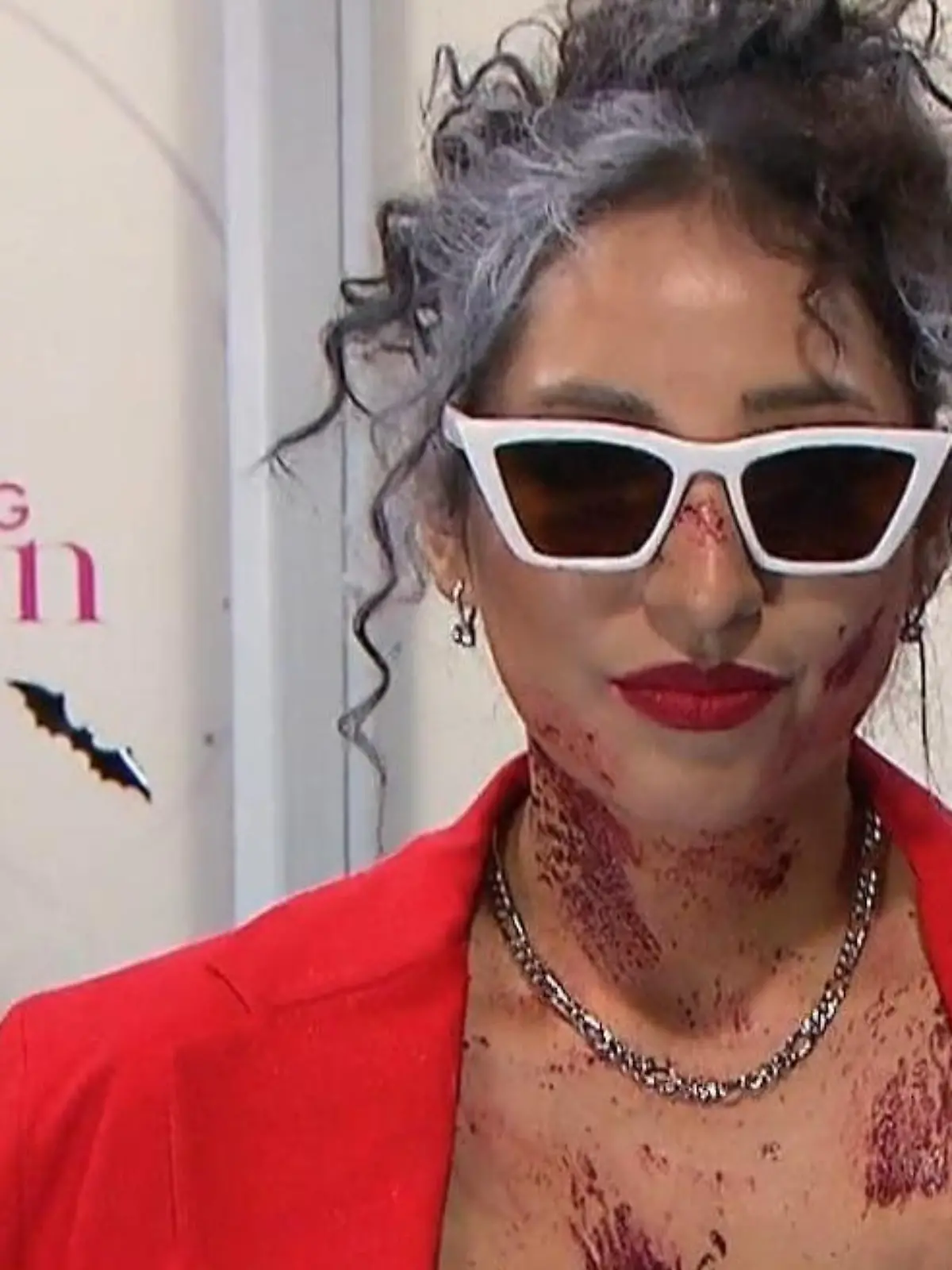 Bild zu: "Laufsteg frei für Siena – ihr blutiger Look sorgt für Aufsehen"