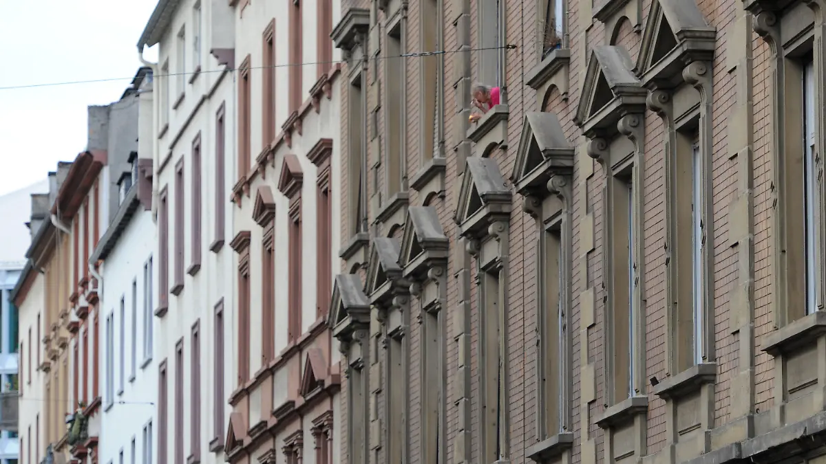 ARCHIV - Ein Mann raucht am 13.09.2012 in Frankfurt am Main am Fenster seiner Wohnung. Nach 30 Jahren tagt der Deutsche Städtetag mit seiner Hauptversammlung erstmals wieder in Frankfurt. Foto: Arne Dedert/dpa (zu dpa: «Europa und Kitaplätze: Deutscher Städtetag in Frankfurt» vom 21.04.2013) +++(c) dpa - Bildfunk+++