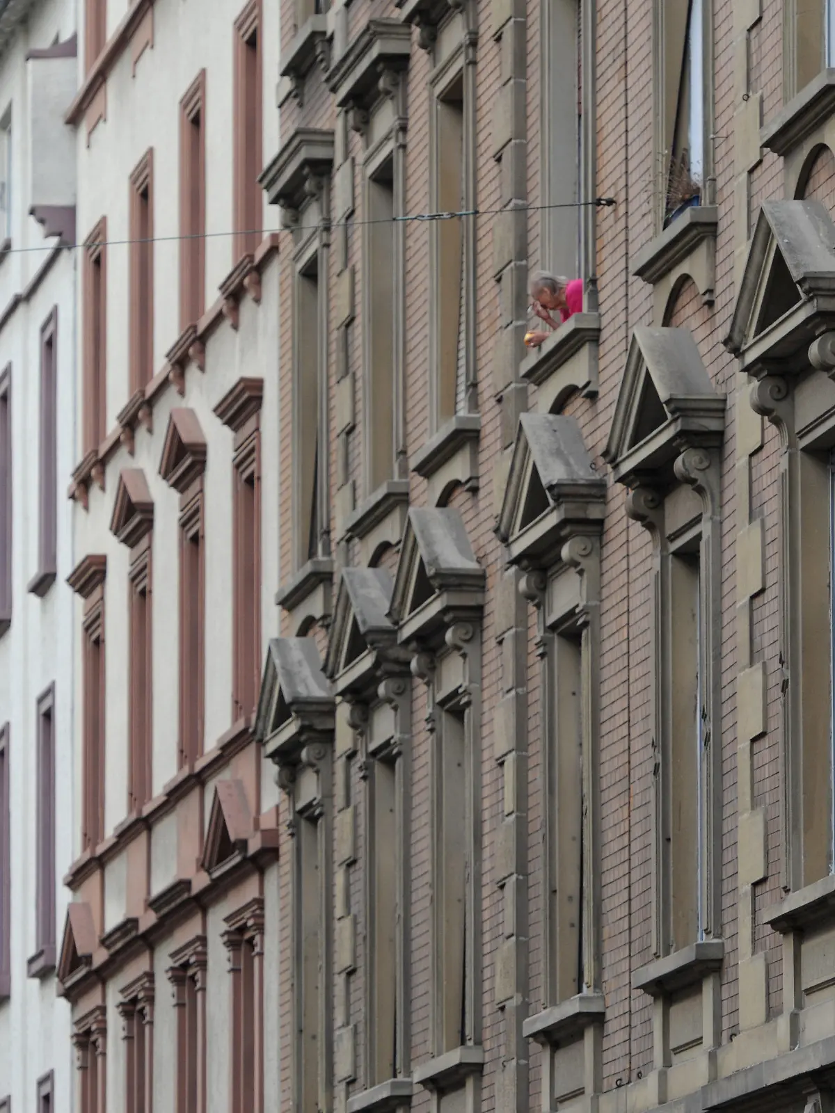 ARCHIV - Ein Mann raucht am 13.09.2012 in Frankfurt am Main am Fenster seiner Wohnung. Nach 30 Jahren tagt der Deutsche Städtetag mit seiner Hauptversammlung erstmals wieder in Frankfurt. Foto: Arne Dedert/dpa (zu dpa: «Europa und Kitaplätze: Deutscher Städtetag in Frankfurt» vom 21.04.2013) +++(c) dpa - Bildfunk+++