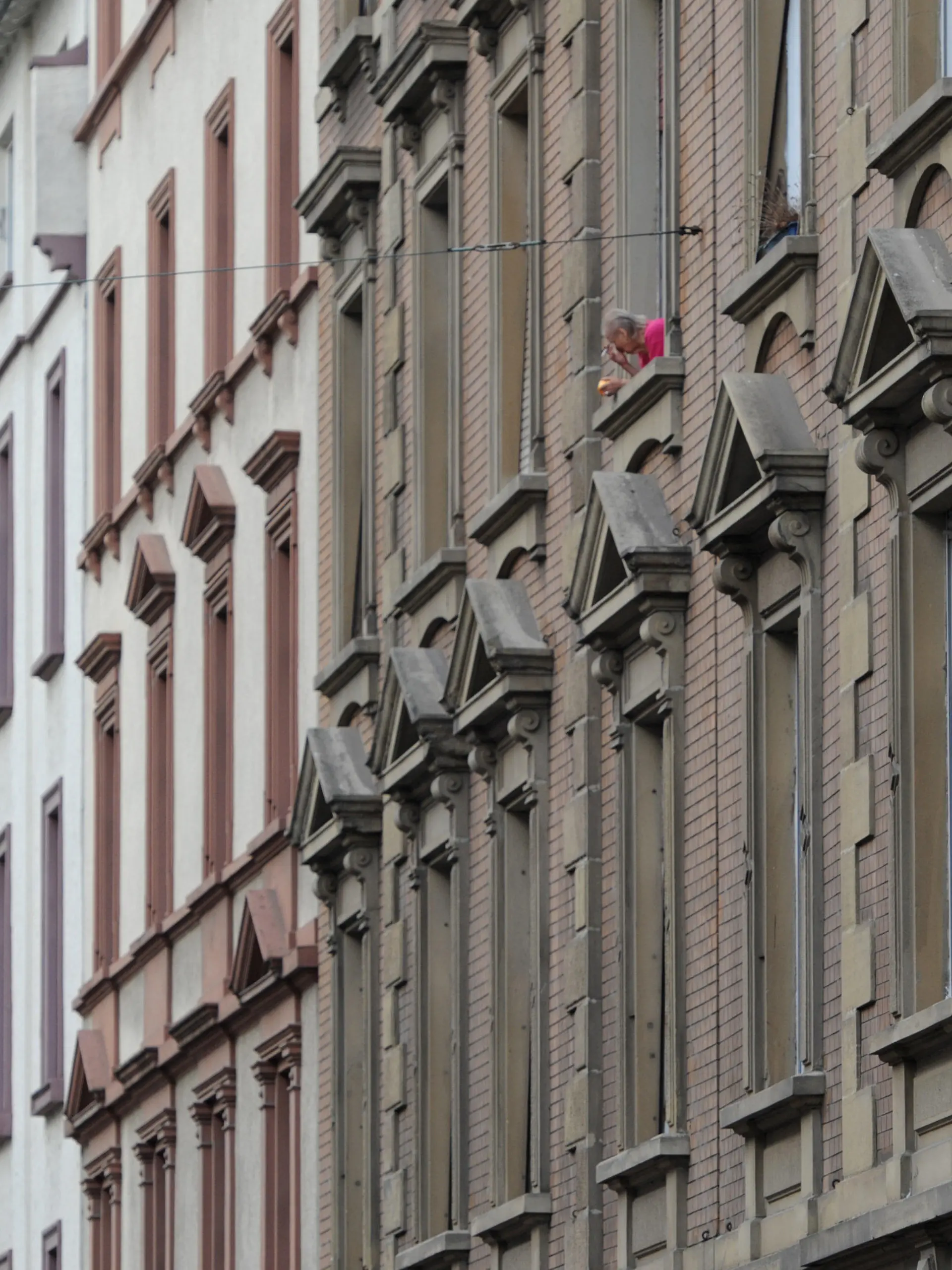 ARCHIV - Ein Mann raucht am 13.09.2012 in Frankfurt am Main am Fenster seiner Wohnung. Nach 30 Jahren tagt der Deutsche Städtetag mit seiner Hauptversammlung erstmals wieder in Frankfurt. Foto: Arne Dedert/dpa (zu dpa: «Europa und Kitaplätze: Deutscher Städtetag in Frankfurt» vom 21.04.2013) +++(c) dpa - Bildfunk+++