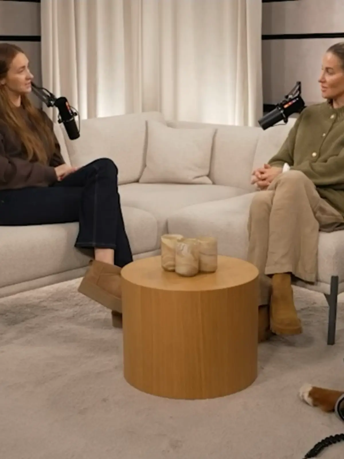 Hier erzählt Charlotte Würdig ihrer Podcast-Partnerin Georgina Stumpf von ihrer Rückführung