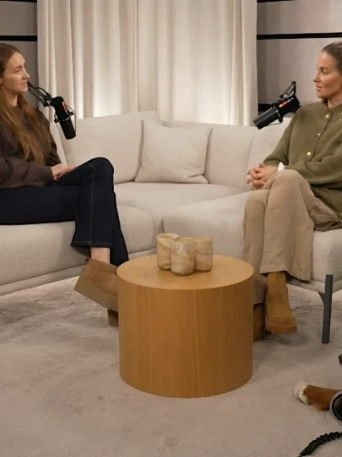 Hier erzählt Charlotte Würdig ihrer Podcast-Partnerin Georgina Stumpf von ihrer Rückführung