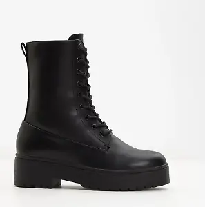 Schnürboots mit Plateau-Sohle