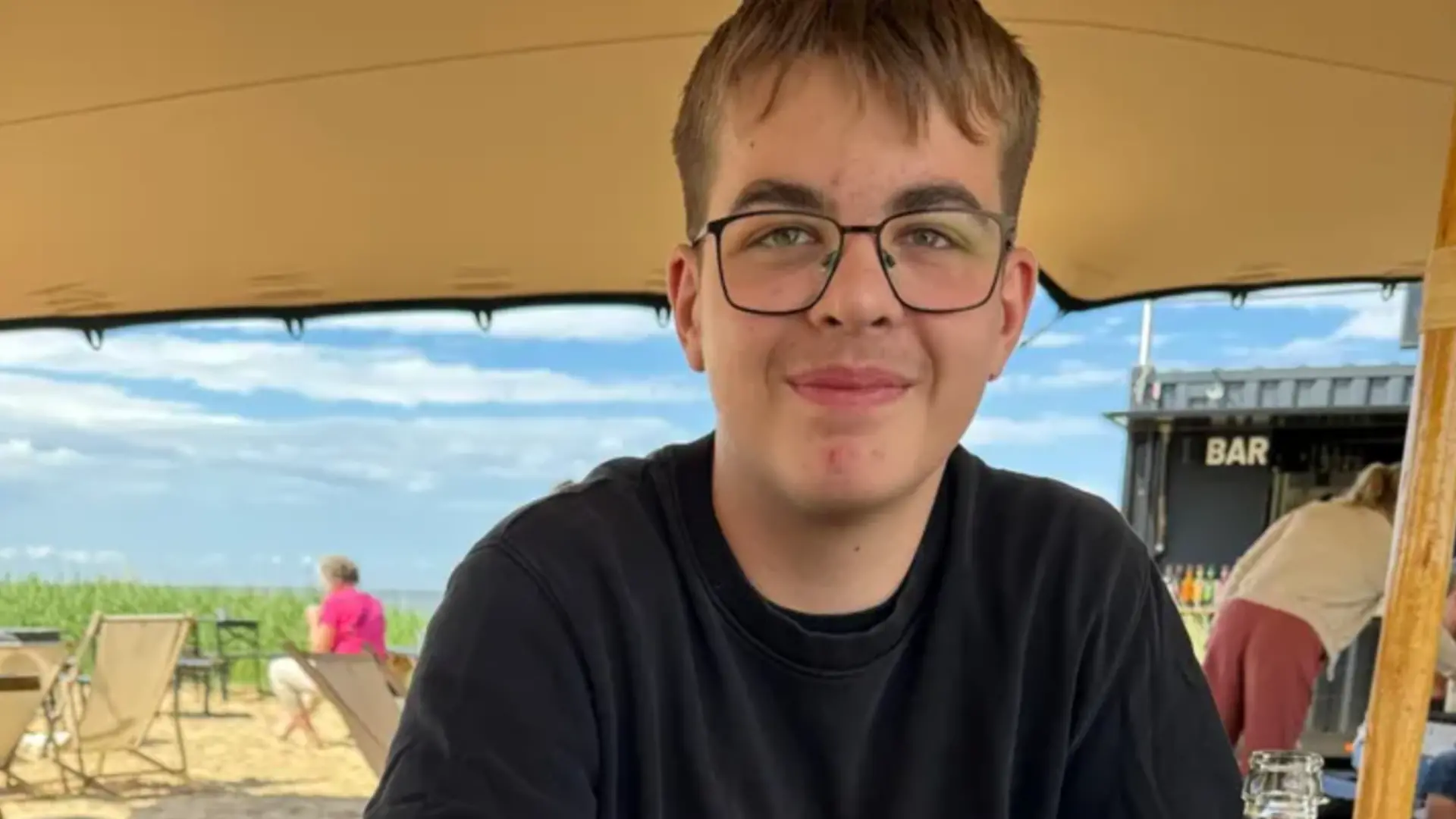 Der 17-jährige Leonardo beginnt gerade seine Ausbildung zum Elektriker, dann kommt die Krebsdiagnose. 
