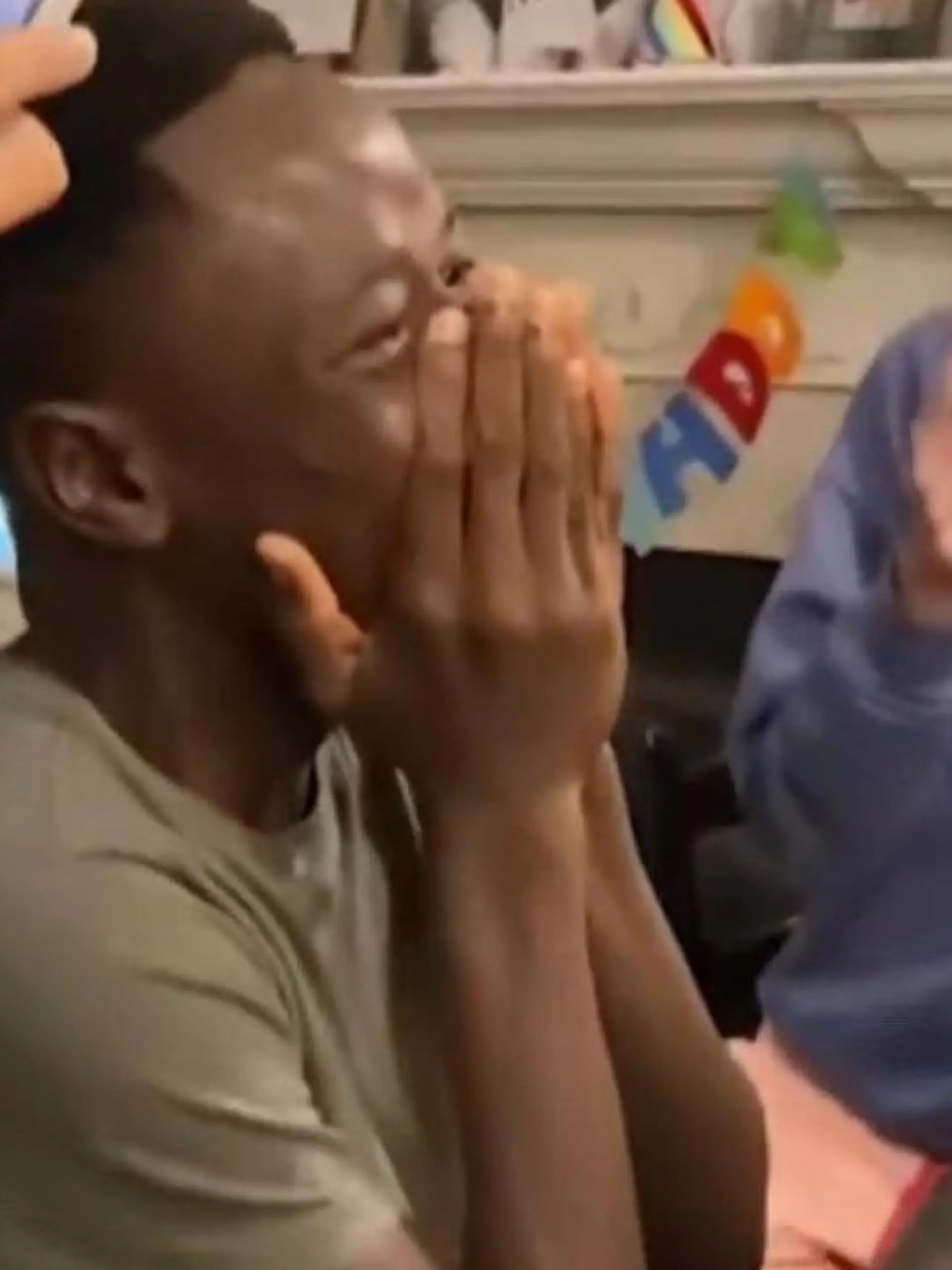 Der 14-jährige Abraham aus North Carolina in den USA bekommt zum seine erste Geburtstagstorte und ist zu Tränen gerührt. Gemeinsam mit seinem Bruder James wurde er im November 2021 von Familie Walker adoptiert.