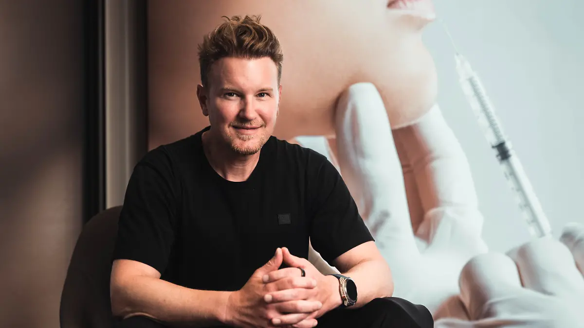 Dr. Felix Bertram ist erfolgreicher Arzt, wie auch Gründer einer Klinik-Gruppe, zudem ist der Dermatologe noch Investor und ist Jury-Mitglied bei „Die Höhle der Löwen“ in der Schweiz.