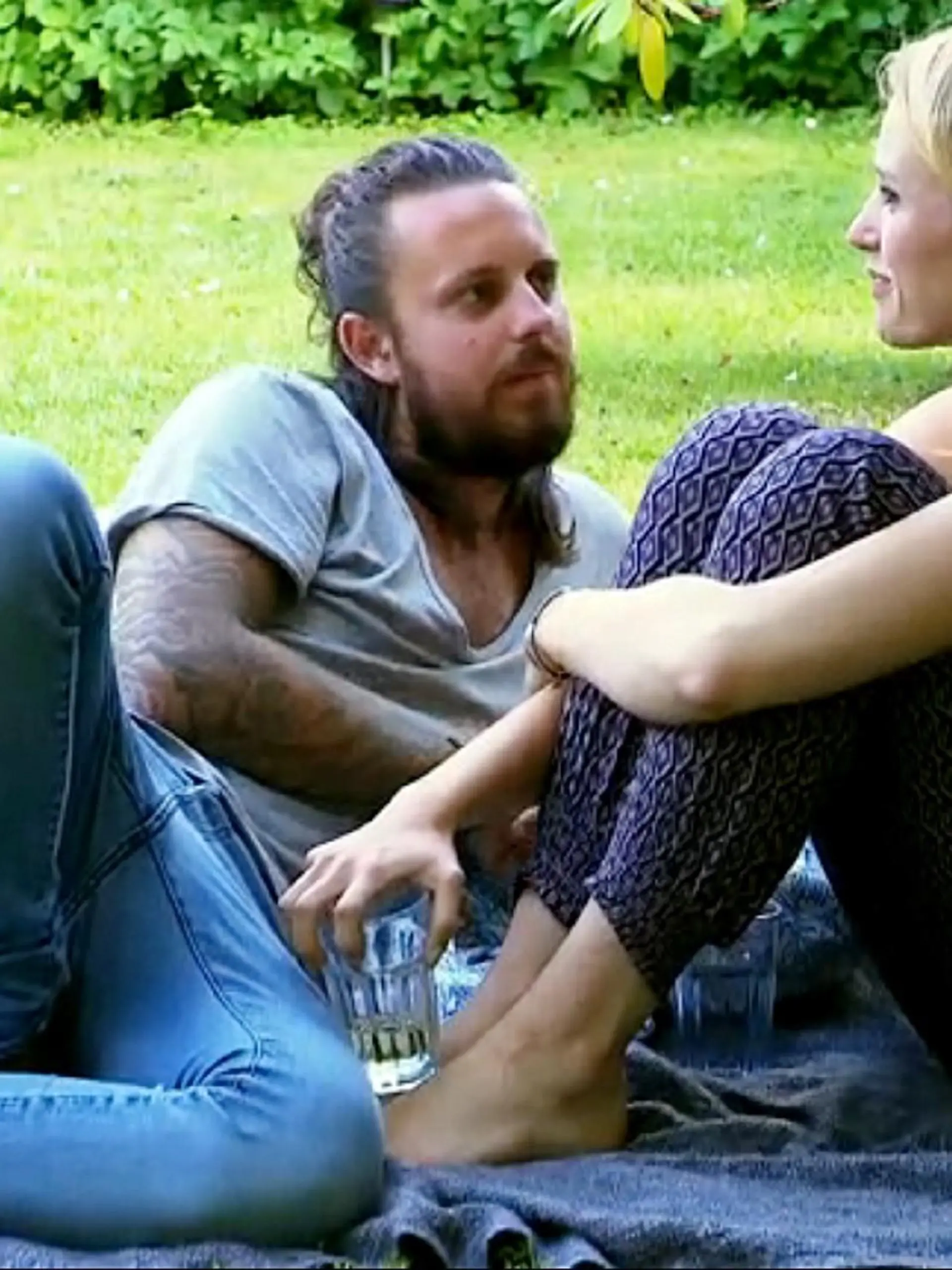 Tim und Anna genießen ihre Zeit in Tims Garten. 