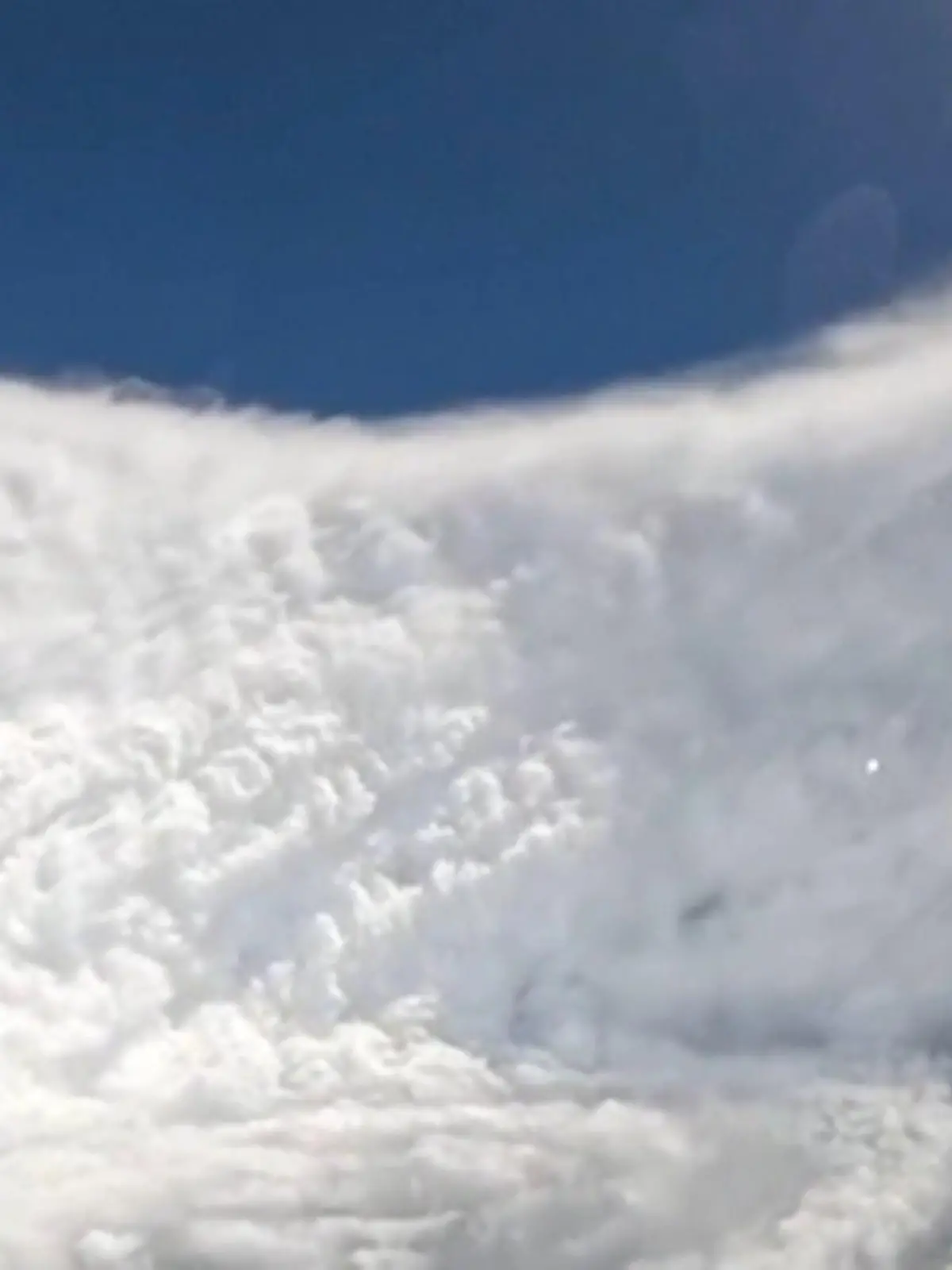 Bild zu: "Hurrikan „Melissa" rast auf Jamaika zu! Mutige wagen sich ins Innere"