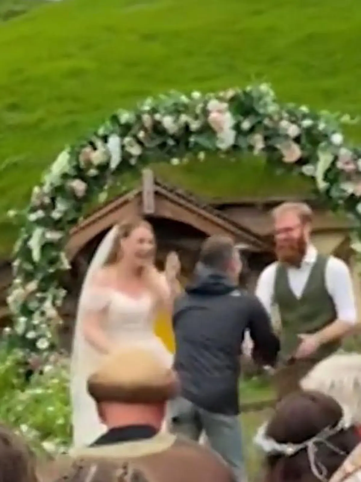 Bild zu: "Hollywoodstar platzt in Hochzeit! Ausgerechnet ER überrumpelt Brautpaar während Trauung"