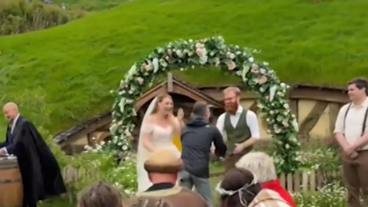 Hollywoodstar platzt in Hochzeit! Ausgerechnet ER überrumpelt Brautpaar während Trauung