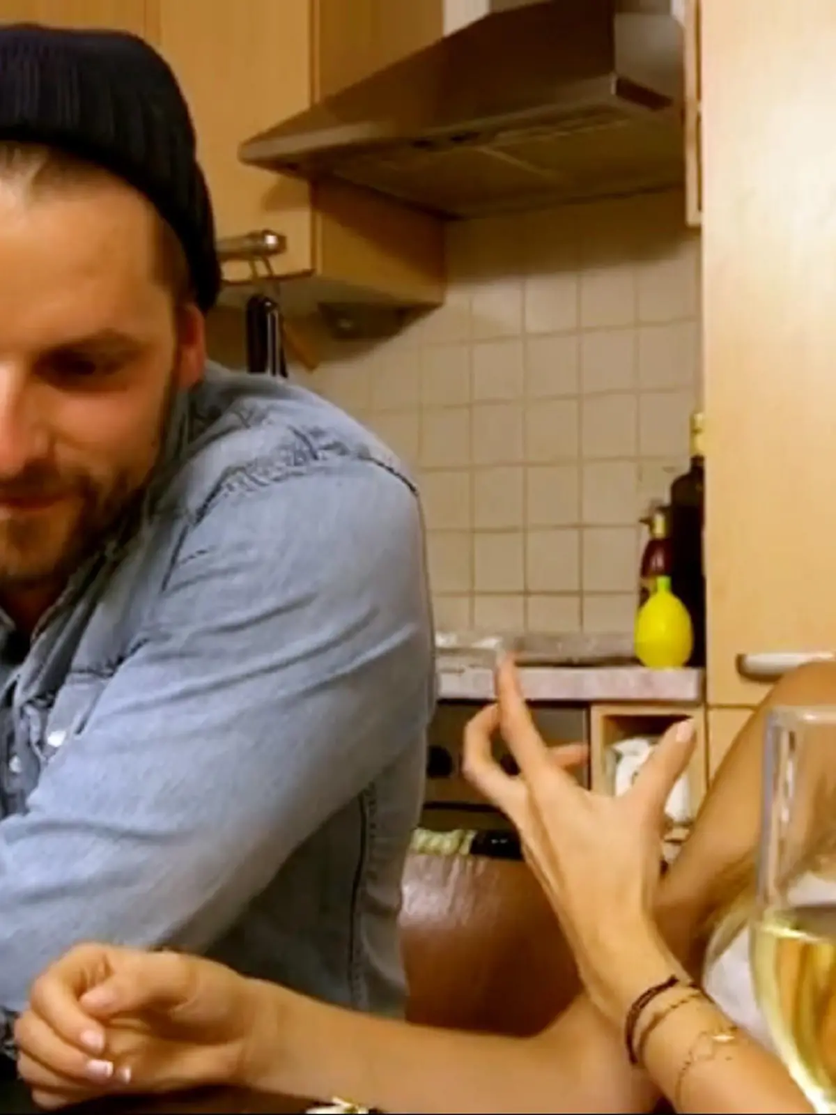 Andreas und Anna machen zusammen Sushi und führen ein ernsthaftes Gespräch. 
