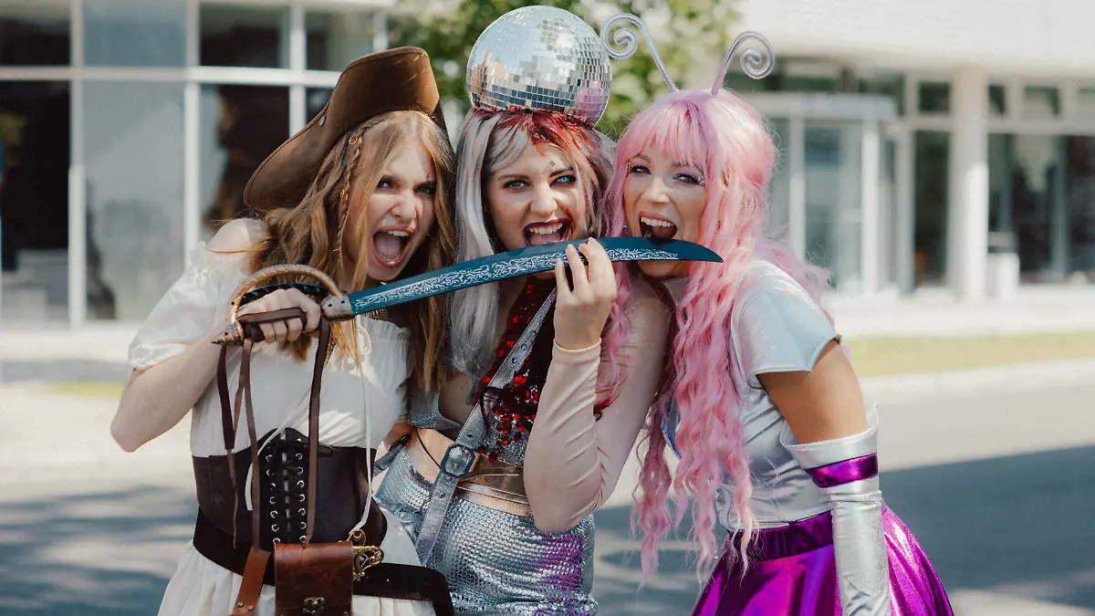 V.l.: Charlott Reschke als „Johanna”, Josefin Bressel als „Alicia” und Iris Mareike Steen als „Lilly” im Halloween-Kostüm